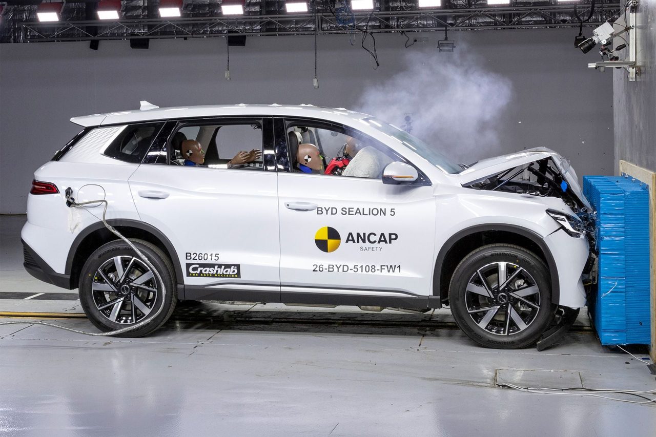 BYD Sealion 5 trong bài thử va chạm toàn bộ đầu xe của ANCAP với hình nộm ở ghế trước và ghế sau