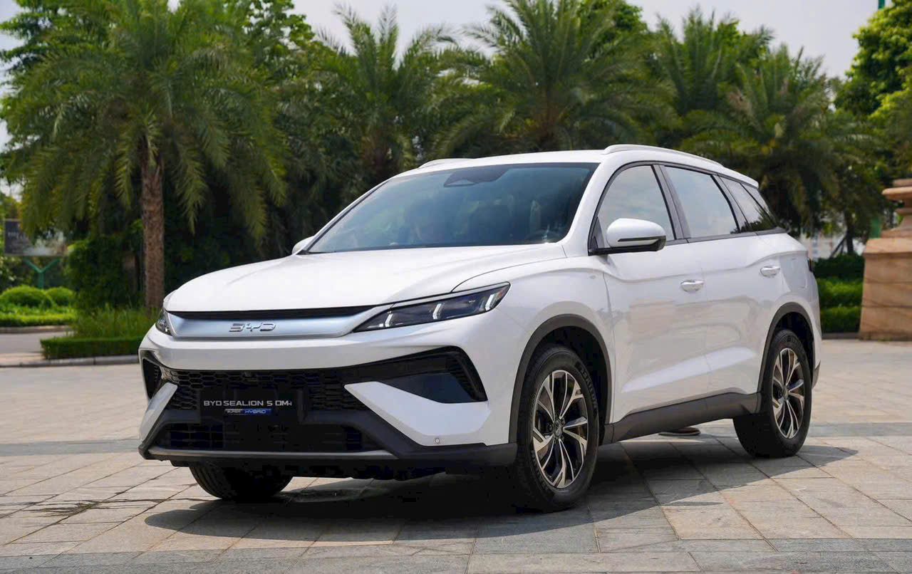 So sánh BYD Sealion 5 DM-i và VinFast VF7 — ảnh thực tế BYD Sealion 5