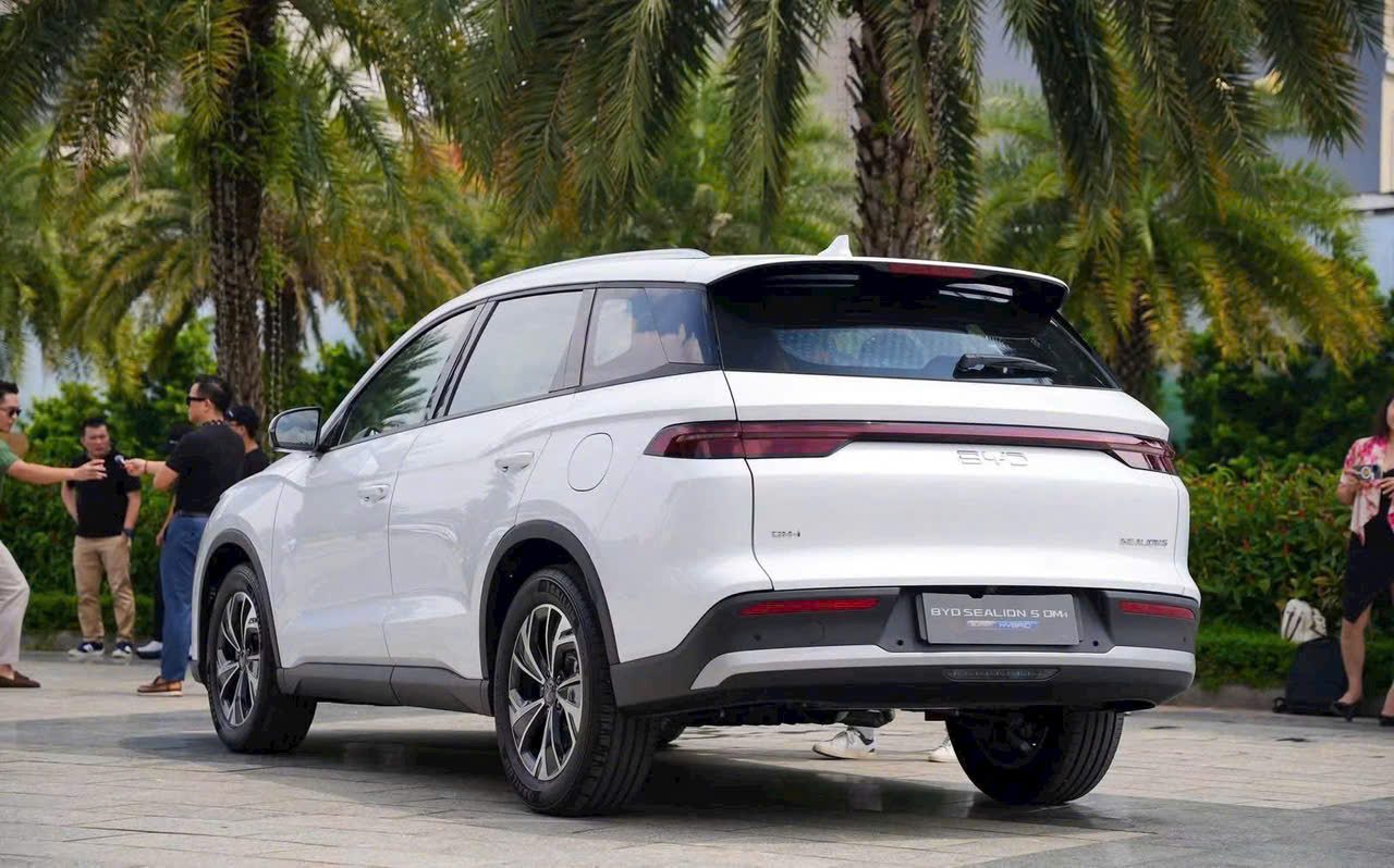 Đuôi xe BYD Sealion 5 DM-i màu trắng, dải đèn hậu liền mạch — ảnh thực tế
