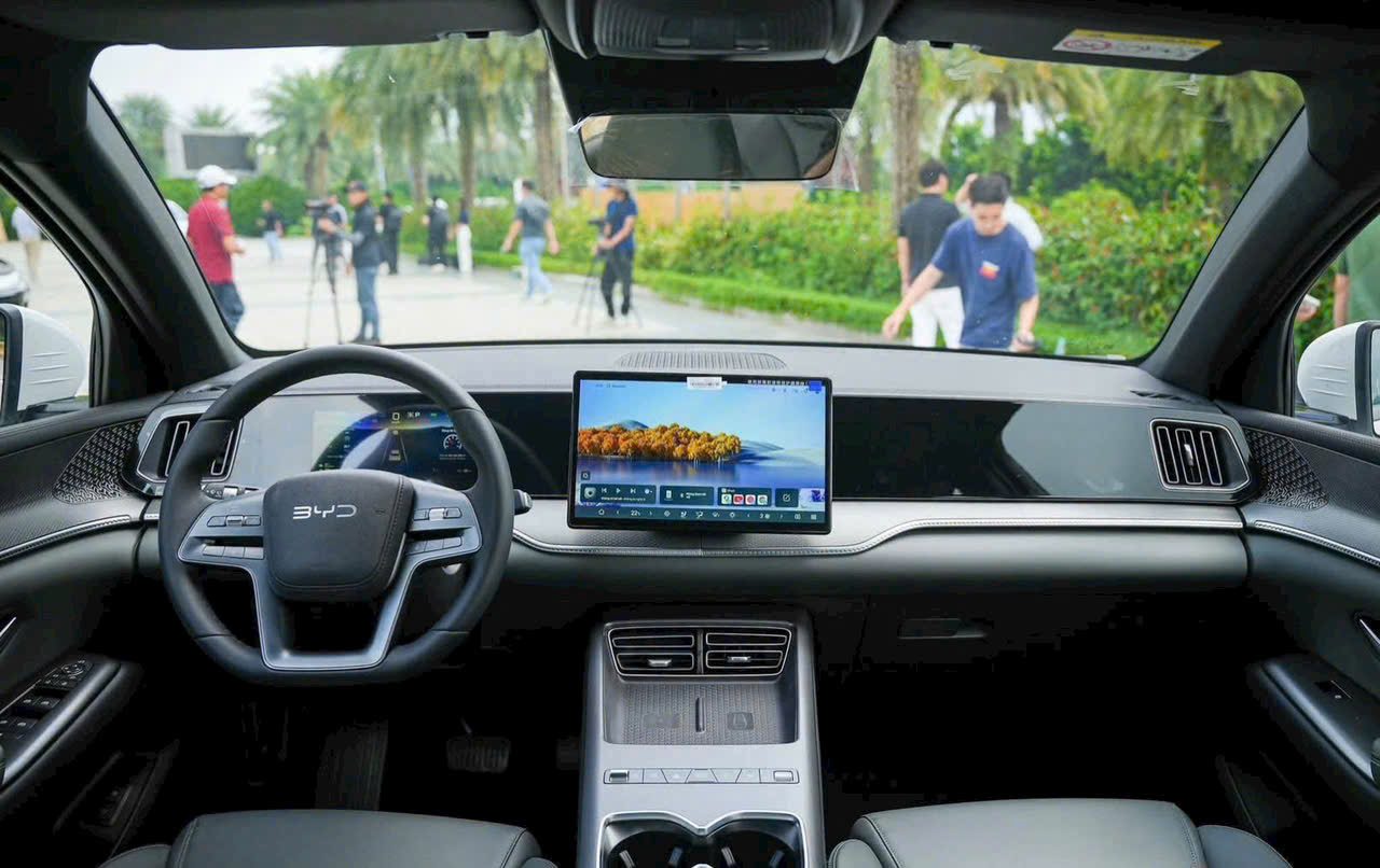 Khoang lái BYD Sealion 5 DM-i, bản Premium có gói hỗ trợ lái ADAS 20 hệ thống