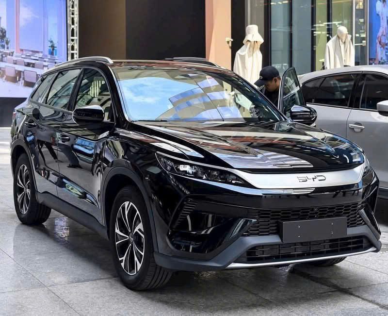 BYD Sealion 5 cũ — xe Sealion 5 DM-i màu đen tại khu trưng bày