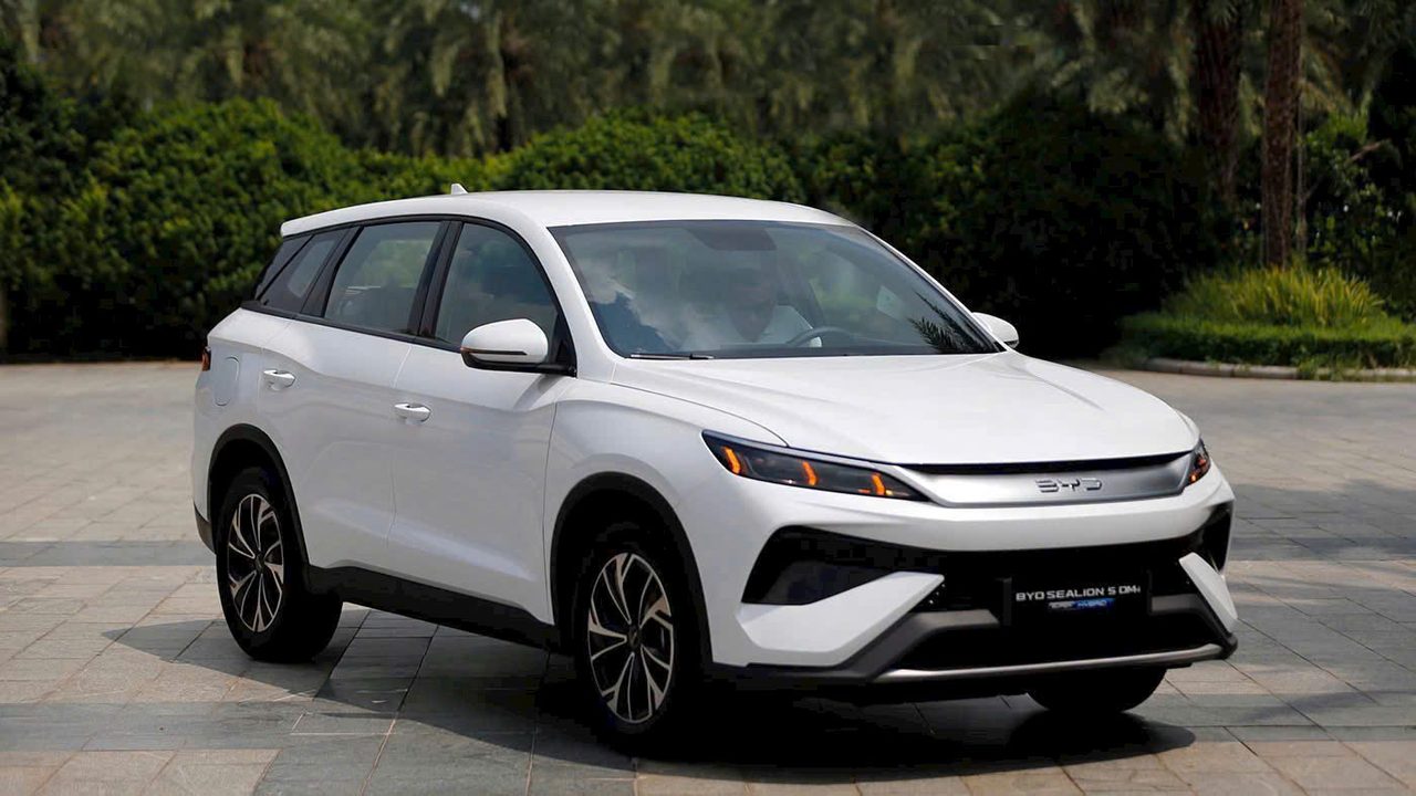 BYD Sealion 5 DM-i màu trắng góc ba phần tư phía trước, mẫu xe vừa nhận 3 sao ANCAP