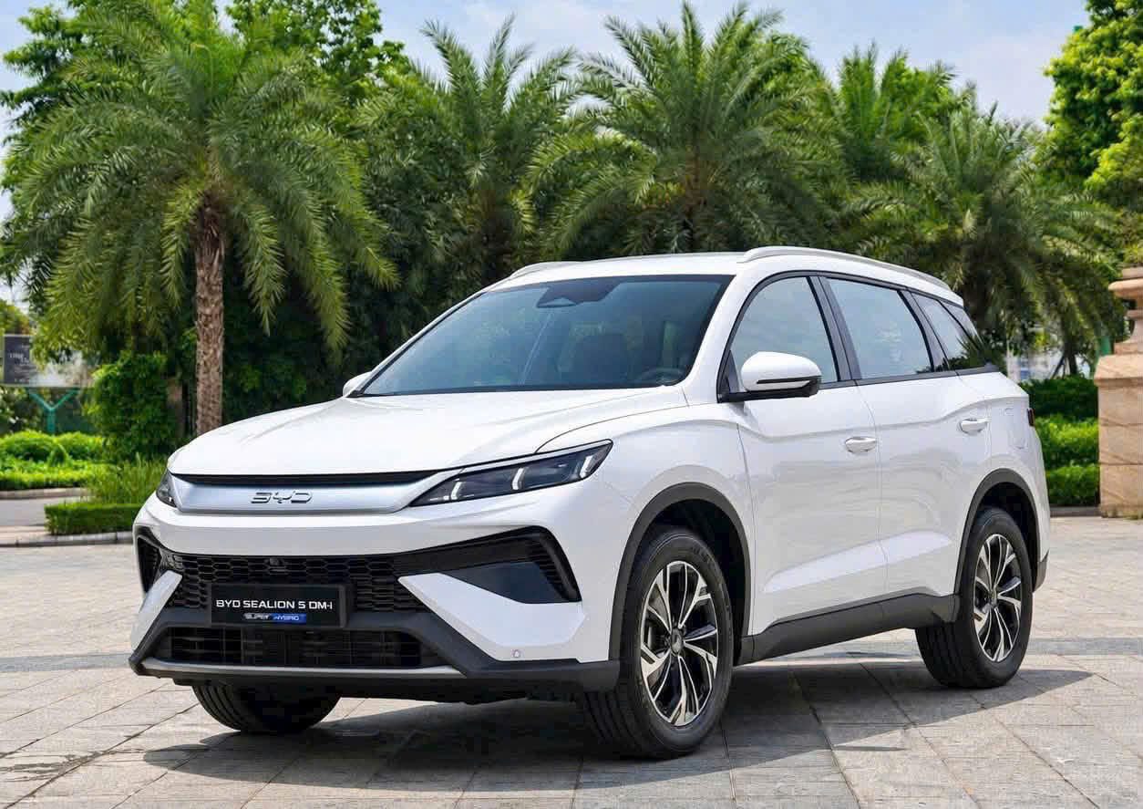 Thân xe BYD Sealion 5 DM-i dáng SUV hạng C màu trắng — ảnh thực tế