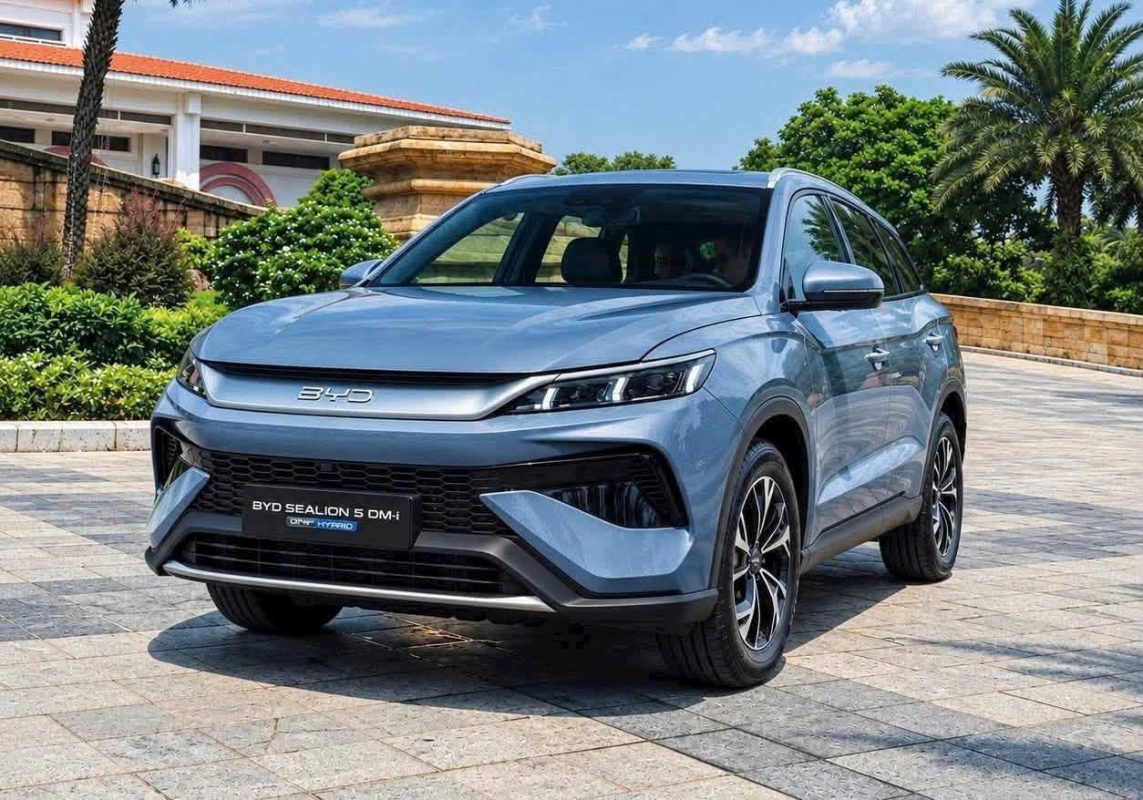 BYD Sealion 5 DM-i màu xám xanh chụp ngoài trời — ảnh thực tế