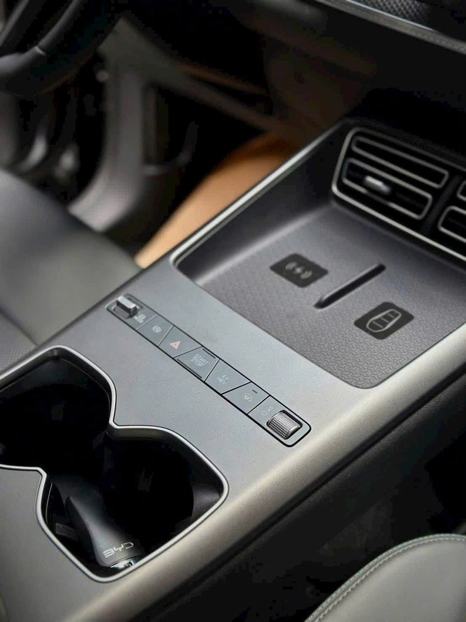 Bệ trung tâm BYD Sealion 5 DM-i với khay sạc không dây và hộc để cốc — ảnh thực tế