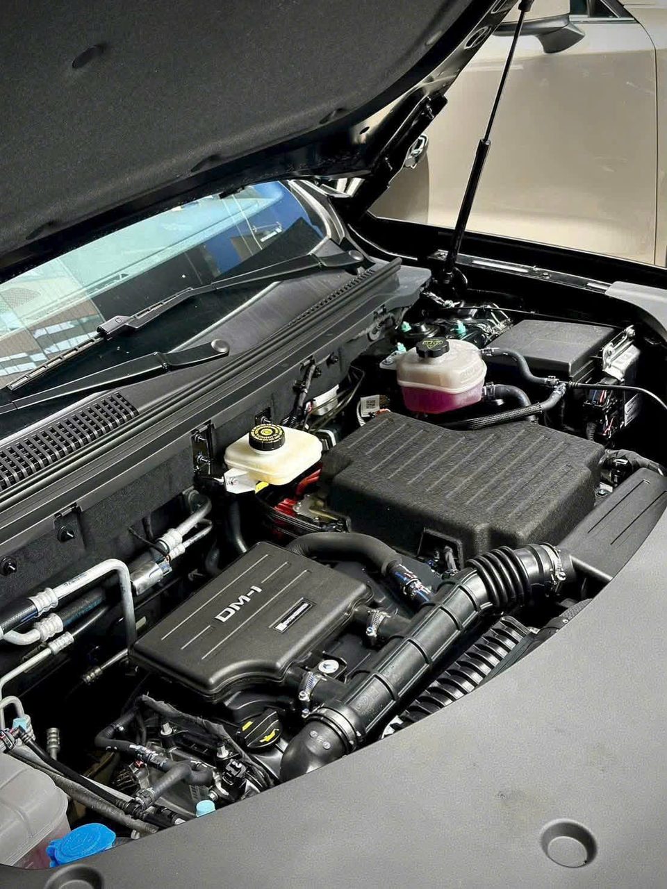 Khoang máy BYD Sealion 5 DM-i với động cơ xăng 1.5L của hệ DM-i — ảnh thực tế