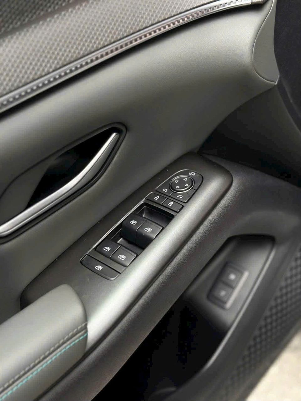 Tapi cửa và cụm nút kính điện BYD Sealion 5 DM-i — ảnh thực tế