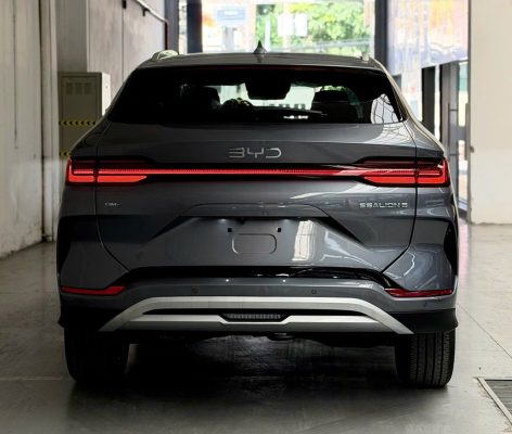 Đuôi xe BYD Sealion 6 MY26 màu xám với dải đèn hậu LED — ảnh thực tế
