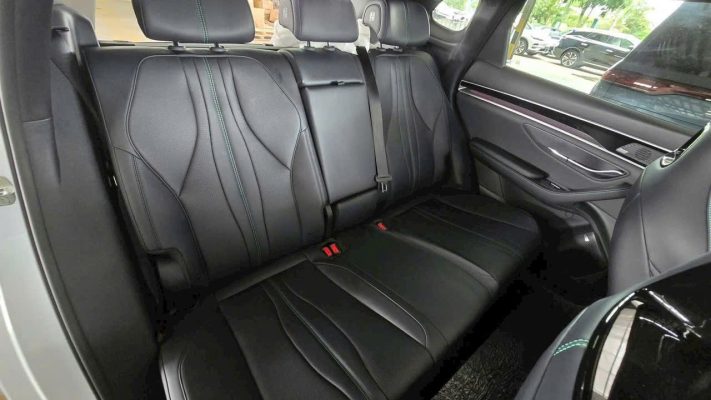 Hàng ghế sau bọc da đen chỉ xanh BYD Sealion 6 MY26 — ảnh thực tế