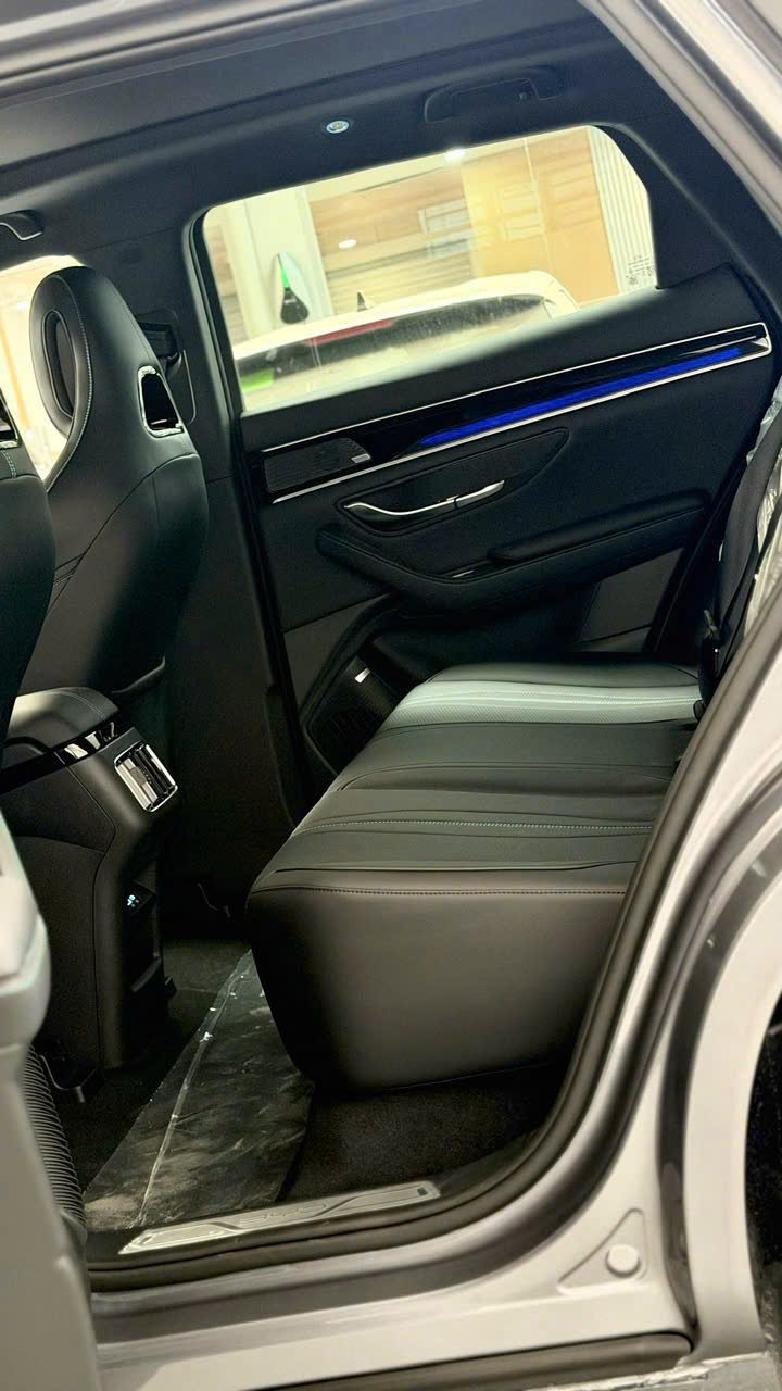 Hàng ghế sau và đèn viền nội thất BYD Sealion 6 MY26 — ảnh thực tế
