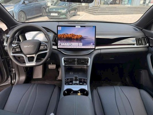 Khoang lái BYD Sealion 6 MY26 nội thất đen chỉ khâu xanh, màn hình đặt ngang — ảnh thực tế