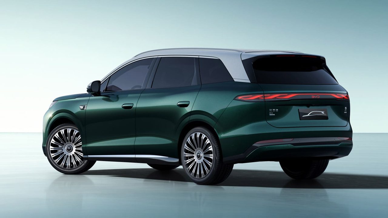 Đuôi xe BYD Sealion 8 thế hệ 3 với đèn hậu chạy ngang và cánh gió trên cốp