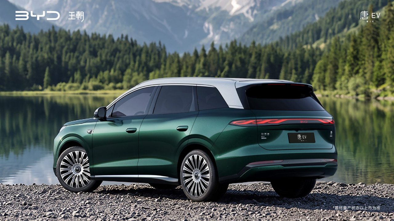 BYD Sealion 8 thế hệ 3 thân xanh rêu nóc trắng, góc sau